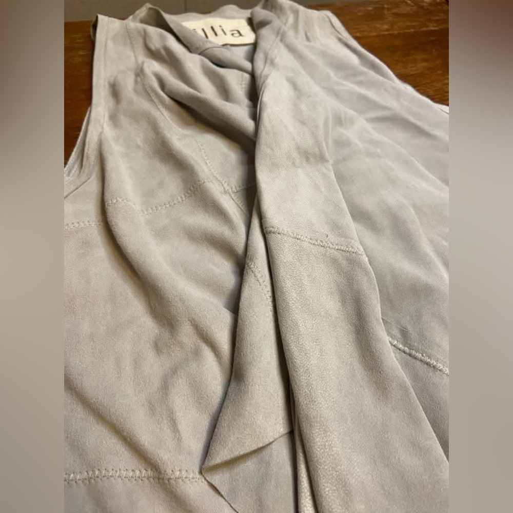 Illia Light Gray Drape Top size 2/small‎ - Picture 10 of 10